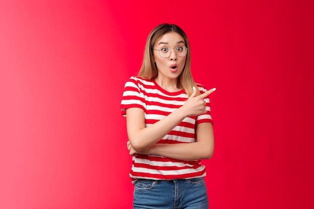 Onder de indruk van uitgaande knappe blonde aziatische meid hijgend vroeg zich af, zeg wow verrast wijzend bovenri...