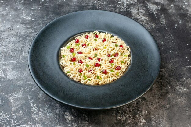 Onderaanzicht Aziatische ramen noodles op zwarte ronde plaat op donkere tafel