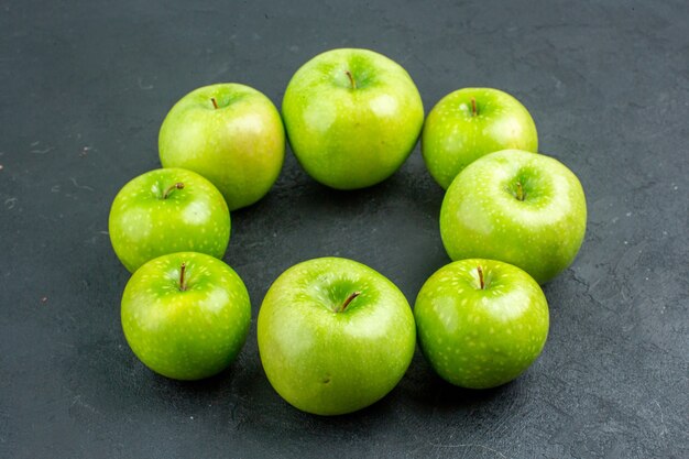 Onderaanzicht cirkel rij groene appels op donkere ondergrond