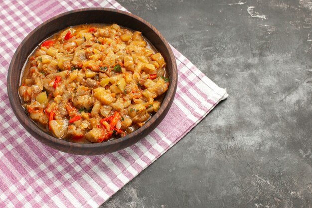 Onderaanzicht geroosterde auberginesalade in kom op donkere tafel vrije ruimte