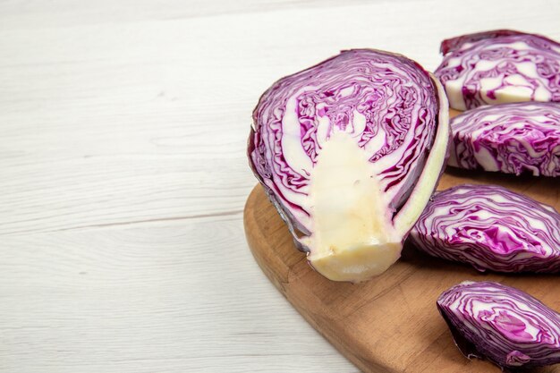 Onderaanzicht gesneden rode kool op snijplank op grijze tafel met vrije ruimte