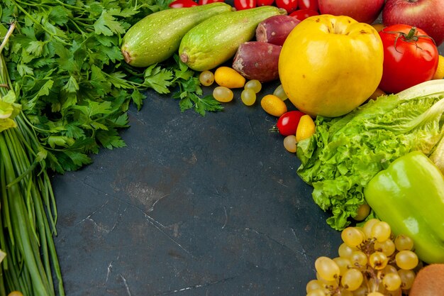 Onderaanzicht groenten en fruit sla courgette paprika druiven peterselie groene ui kweepeer vrije ruimte