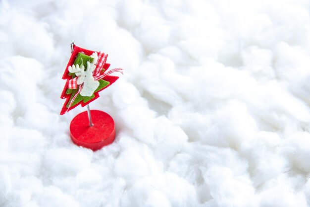 Onderaanzicht mini xmas speelgoed op witte achtergrond