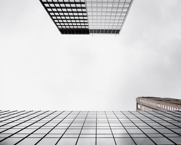 Onderaanzicht moderne glazen gebouwen
