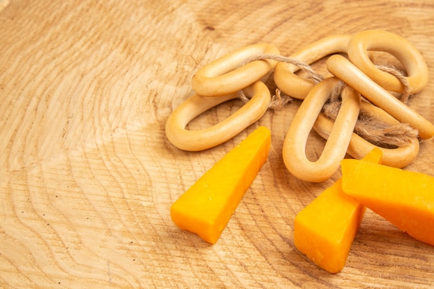 Onderaanzicht plakjes kaas ovale bagels op houten tafel