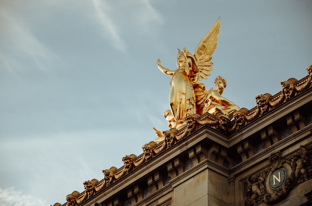 Onderaanzicht shot van het gouden beeld van een vrouw met vleugels in Parijs, Frankrijk