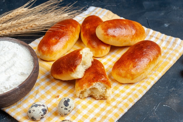 Onderaanzicht smakelijke dinerbroodjes op keukenhanddoek meelkom kwarteleitjes tarwe op tafel kopie plac