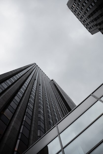 Onderaanzicht stedelijke ruimte met wolkenkrabbers