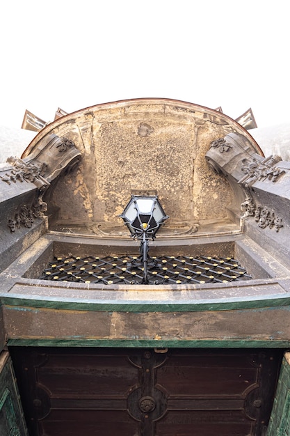 Onderaanzicht van de oude kathedraal van een architectonisch gebouw