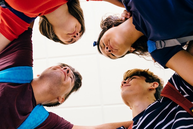 Gratis foto onderaanzicht van vier schoolkinderen