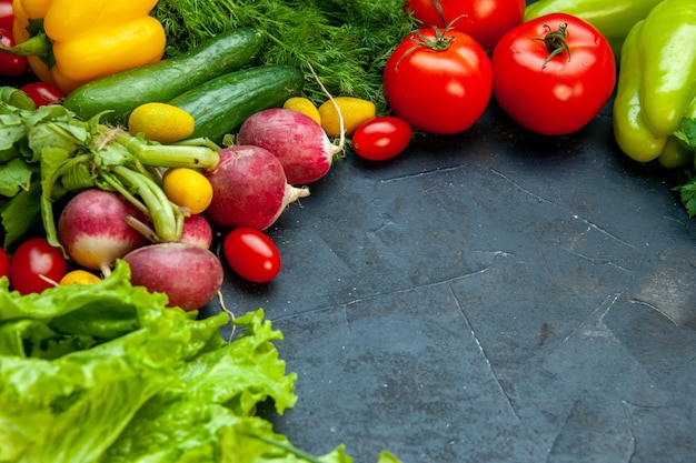 Gratis foto onderaanzicht verse groenten sla tomaten radijs komkommer dille cherrytomaatjes op donkere ondergrond kopieerplaats