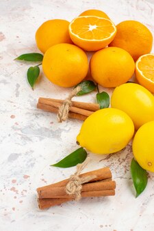 Onderaanzicht verse mandarijnen citroenen kaneelstokjes op heldere geïsoleerde achtergrond