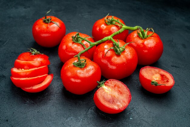 Onderaanzicht verse tomatentak gehakte tomaten op zwarte tafel