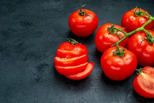 Onderaanzicht verse tomatentak op zwarte tafel met vrije plaats