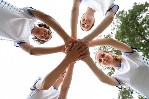 Onderaanzicht vrouwen hand in hand