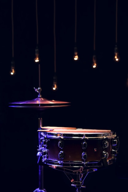 Onderdeel van een drumstel in het donker met mooie verlichting. concert- en prestatieconcept.