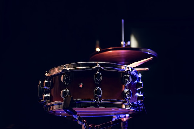 Onderdeel van een drumstel in het donker met mooie verlichting. Concert- en prestatieconcept.