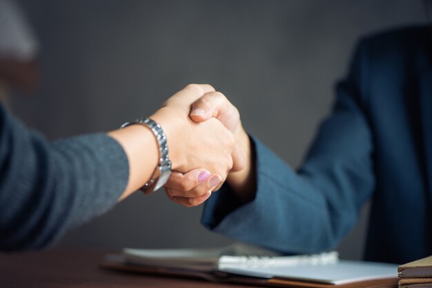 Onderhandelende zaken, Beeld zakenvrouwen handdruk, blij met werk, zakenvrouw die ze geniet van haar werkgenoot, Handshake Gesturing People Connection Deal Concept. Vintage effect stijl foto&#39;s.