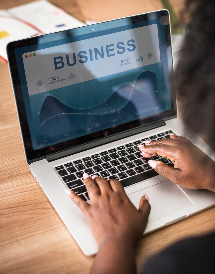 Gratis Foto onderneemster die aan laptop werkt