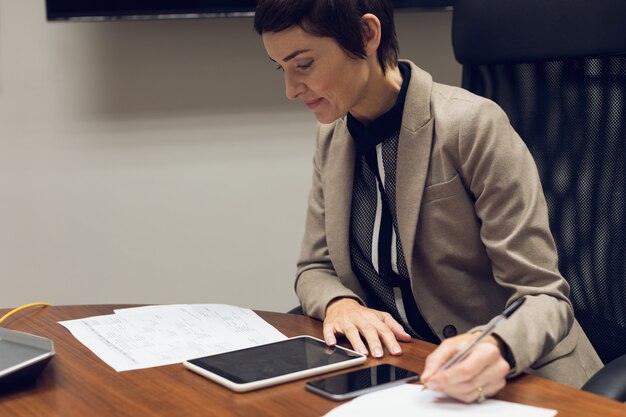 Onderneemster die bij haar bureau werkt