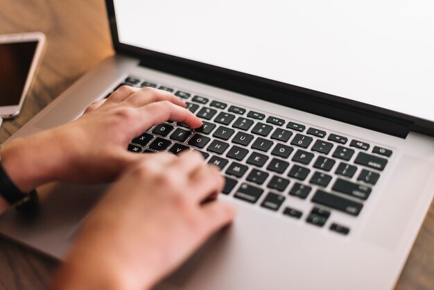 Onderneemster die laptop in koffiewinkel met behulp van