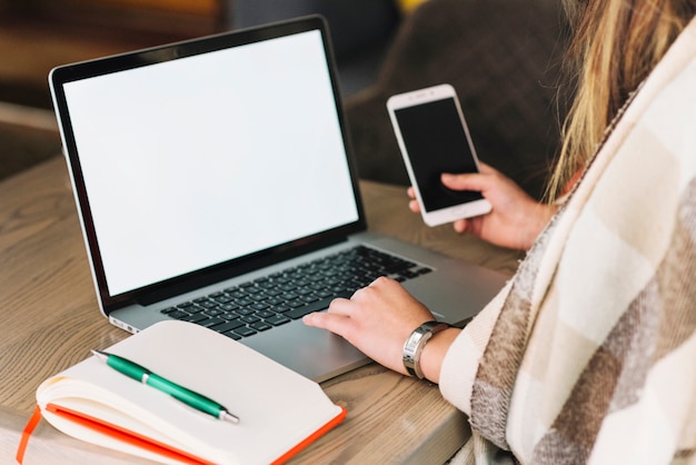 Gratis foto onderneemster die laptop in koffiewinkel met behulp van