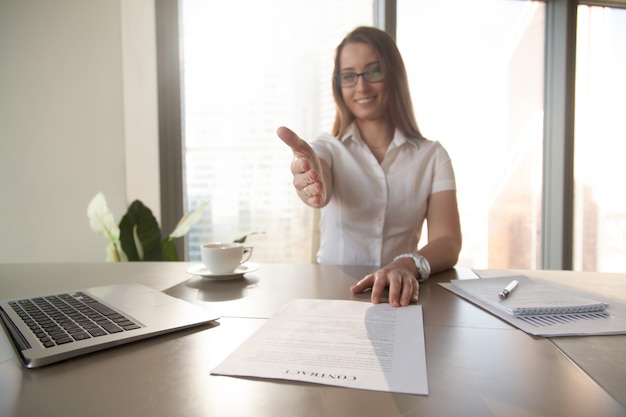 Onderneemster die met contract haar hand bereikt