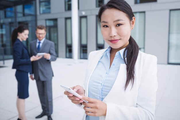 Onderneemster die mobiele telefoon met behulp van