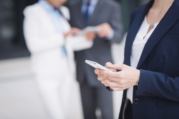 Onderneemster die mobiele telefoon met behulp van