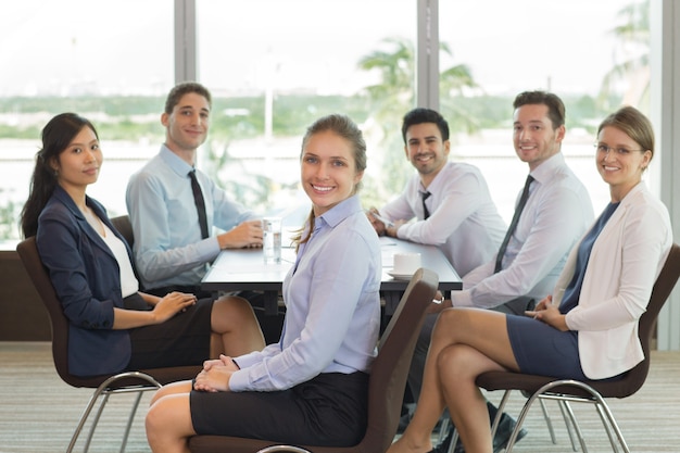 Onderneemster en team zitten in Office