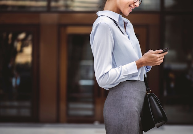 Onderneemster het texting op haar telefoon