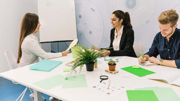 Onderneemster met gloeilampenpictogram die gesprek met haar partner hebben