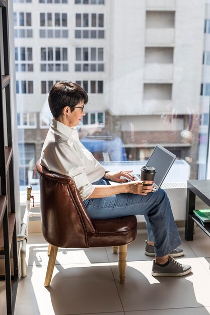 Onderneemster met laptop en koffie