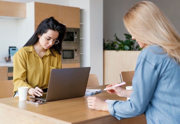 Onderneemsters die aan hun bureau werken