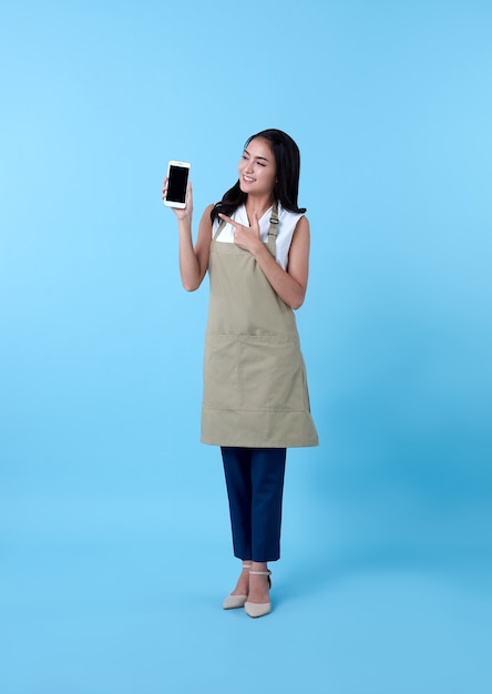 Ondernemer Aziatische vrouw met behulp van smartphone op blauw.