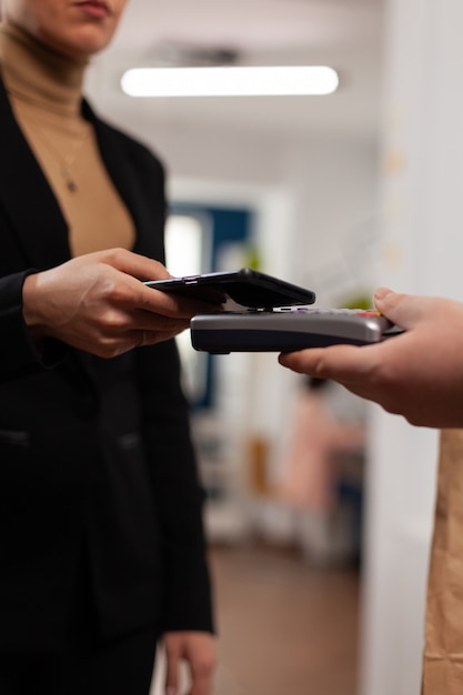 Ondernemer doet contactloos betalen met smartphone