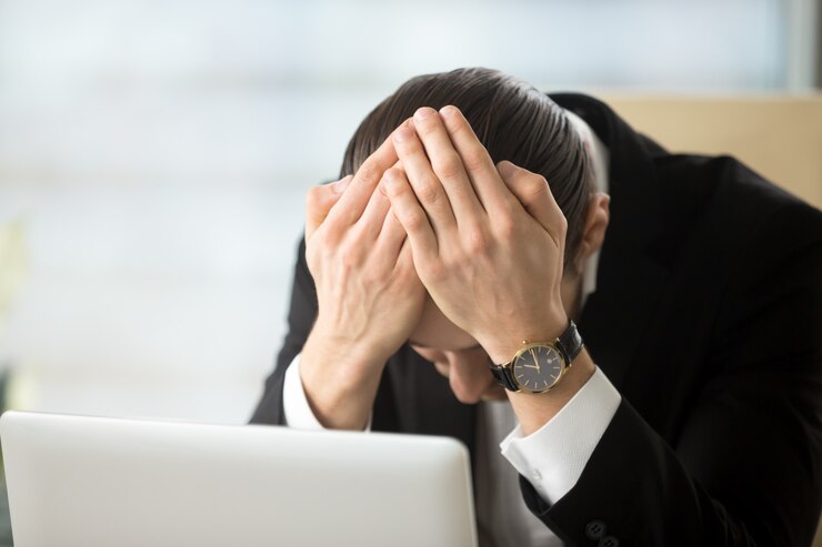 Gratis Foto ondernemer geschokt door faillissement van bedrijf
