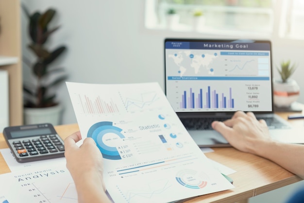 Ondernemers die werken in financiën en boekhouding Analyseer het financiële grafiekbudget en de planning voor de toekomst in de kantoorruimte.
