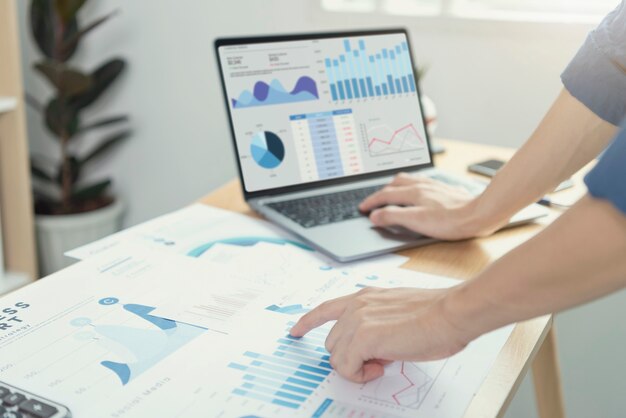 Ondernemers die werken in financiën en boekhouding Analyseer het financiële grafiekbudget en de planning voor de toekomst in de kantoorruimte.