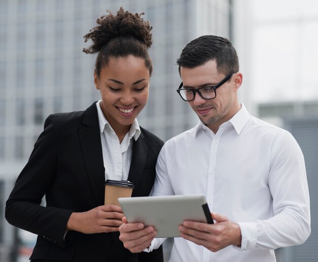 Ondernemers kijken naar iPad medium shot