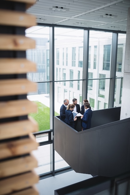 Gratis foto ondernemers met een discussie in kantoor