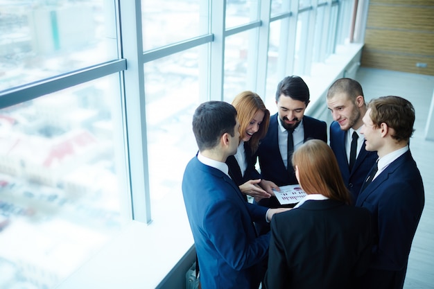 Gratis foto ondernemers rond een rapport