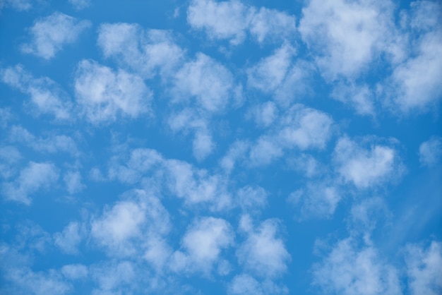 Onderste weergave van de hemel met wolken