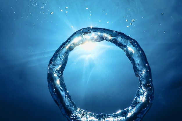 Onderwater Bubble Ring stijgt op naar de zon