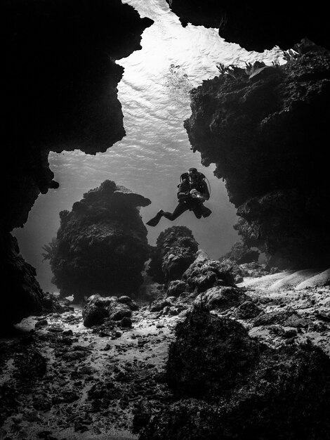 Onderwater snorkelen op zwart-wit
