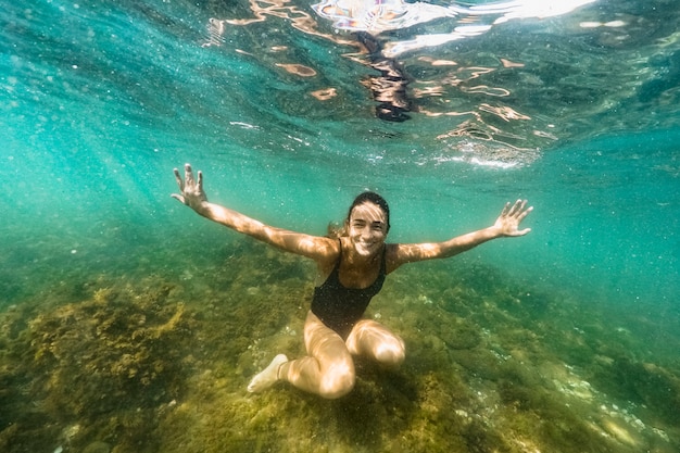 Gratis foto onderwaterfoto van vrouw duiken