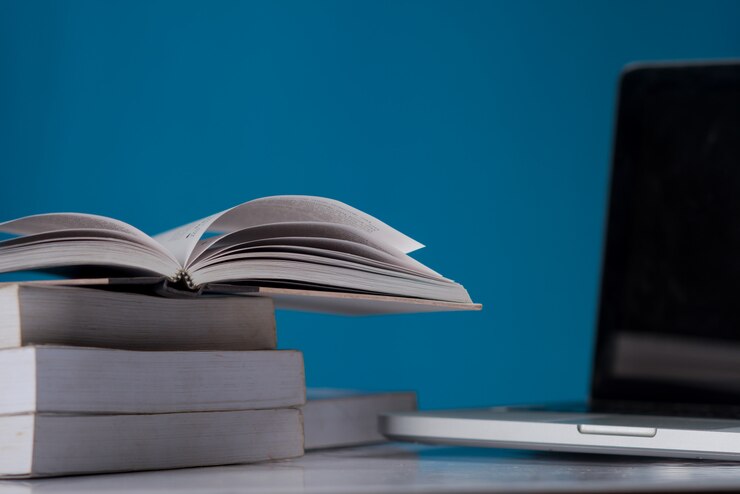 Gratis Foto onderwijsconcept, boeken en laptop bij bibliotheek