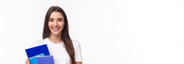 Onderwijsuniversiteit en het bestuderen van het portret van de conceptenclose-up van vriendschappelijke blije vrouwelijke student met bo