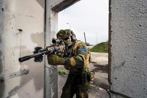 Ondiepe focus van een groep van een special force-soldaat die een verlaten gebied onderzoekt