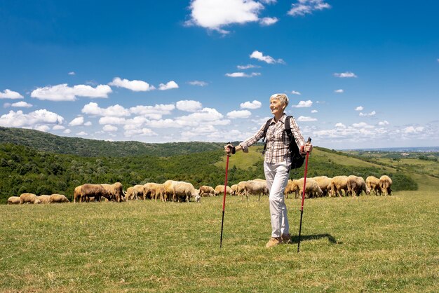 Ondiepe focusopname van een bejaarde vrouwelijke reiziger in een groot veld